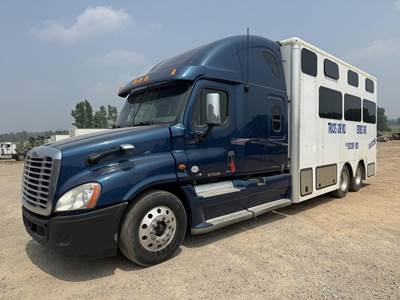 Freightliner Cascadia Sleeper Semi Truck