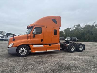 Freightliner Cascadia Sleeper Semi Truck