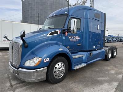 Kenworth T680 Sleeper Semi Truck