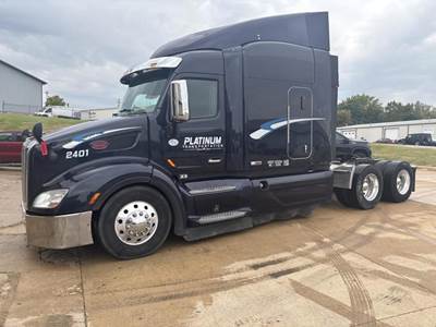 Peterbilt 579 Sleeper Semi Truck