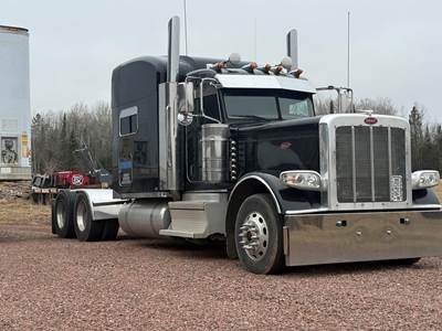 Peterbilt Sleeper Semi Truck