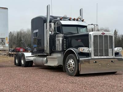 Peterbilt Sleeper Semi Truck