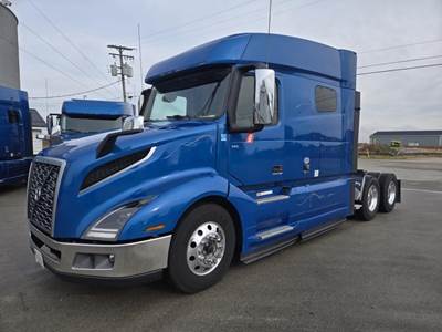 Volvo VNL Sleeper Semi Truck