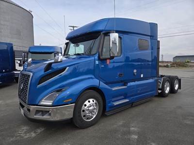 Volvo VNL Sleeper Semi Truck