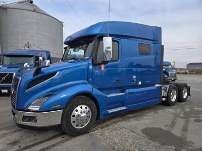 Volvo VNL Sleeper Semi Truck
