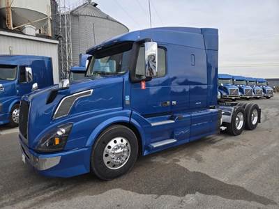 Volvo VNL Sleeper Semi Truck