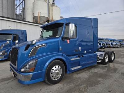 Volvo VNL Sleeper Semi Truck