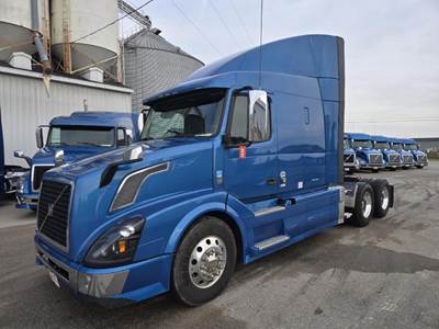 Volvo VNL Sleeper Semi Truck