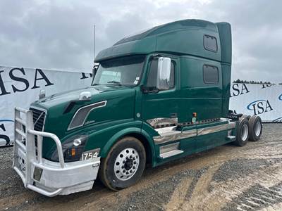 Volvo VNL Sleeper Semi Truck