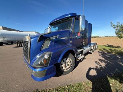Volvo VNL62 Sleeper Semi Truck