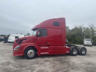 Volvo VNL64T670 Sleeper Semi Truck
