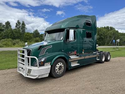Volvo VNL64T780 Sleeper Semi Truck