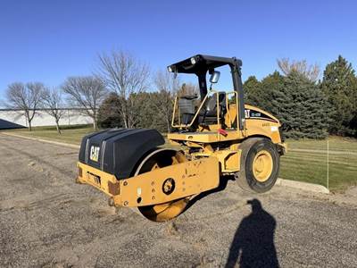 Caterpillar CS-423E Smooth Drum Roller Compactor