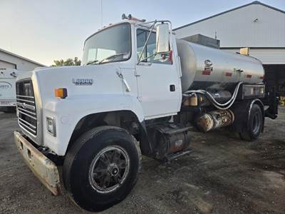 Ford L8000 Truck-Mounted Asphalt Distributor