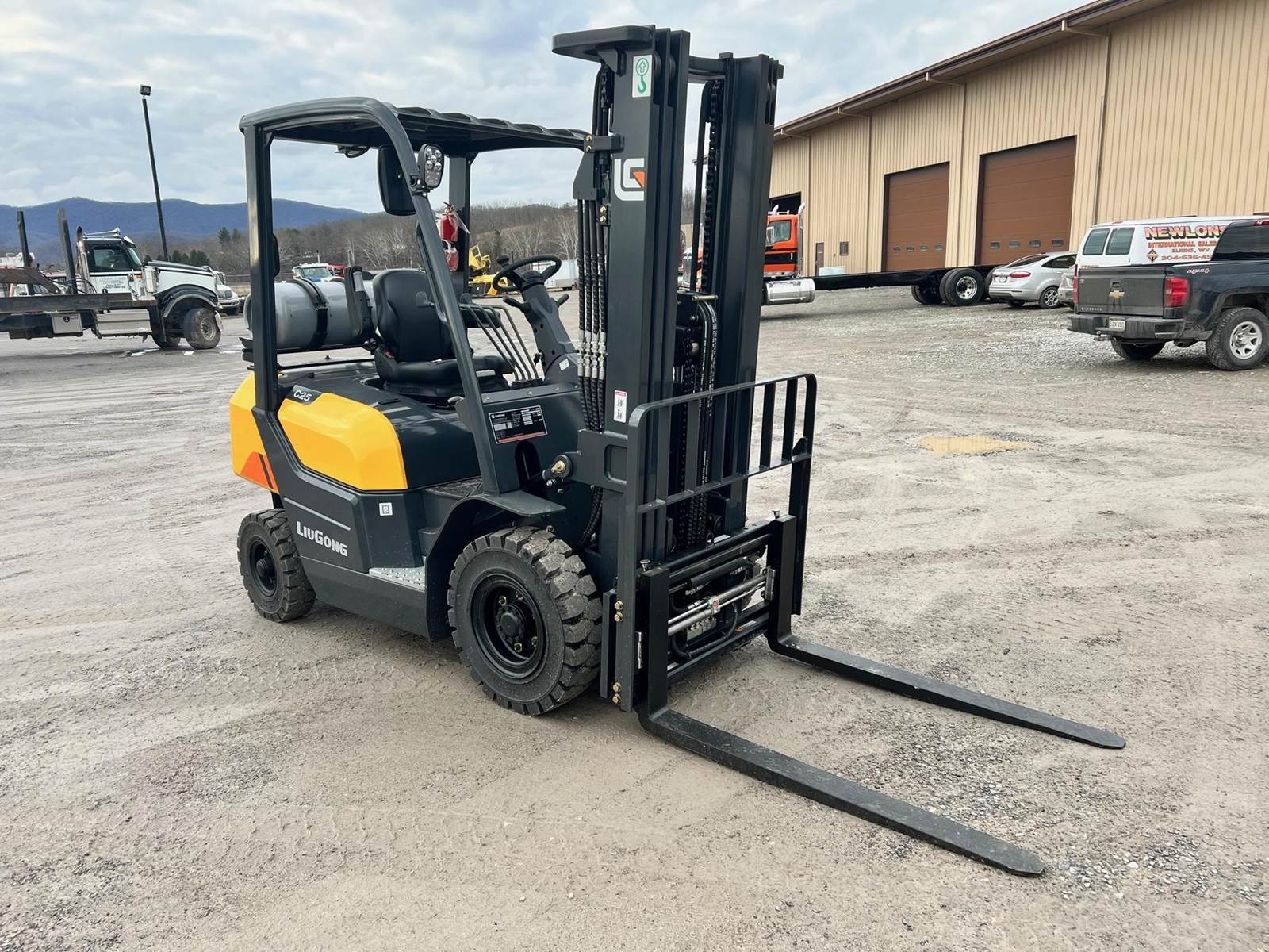 2023 LiuGong CLG2025G3 Pneumatic Tire Forklift 5000lb Capacity, 16ft