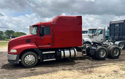 2012 Mack Pinnacle CXU613 Sleeper Semi Truck