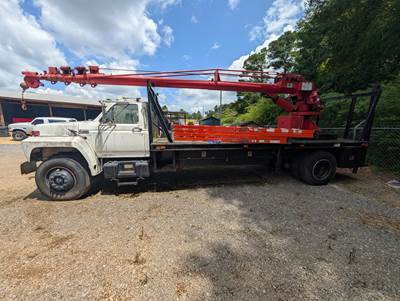 Ford F-800 Crawler Crane