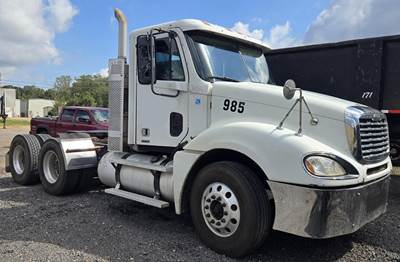 Freightliner Columbia Day Cab Truck