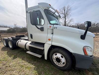 Freightliner Day Cab Truck