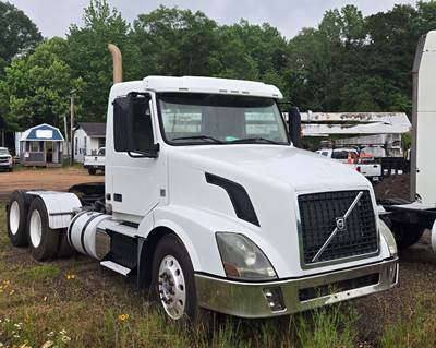 Volvo VNL Day Cab Truck
