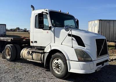 Volvo VNL42T Day Cab Truck