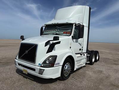 Volvo VNL64T300 Day Cab Truck