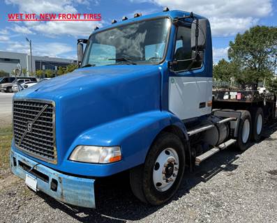 Volvo VNM64T200 Day Cab Truck