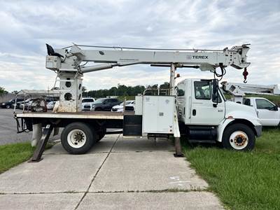 International 4300 Digger Derrick Truck