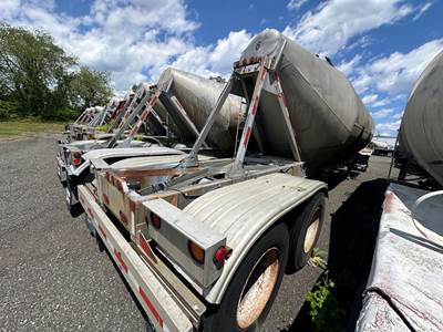 Fruehauf 985 CU FT Dry Bulk / Pneumatic Tank Trailer
