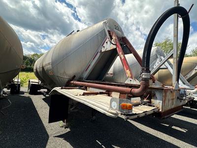 Fruehauf 985 CU FT Dry Bulk / Pneumatic Tank Trailer