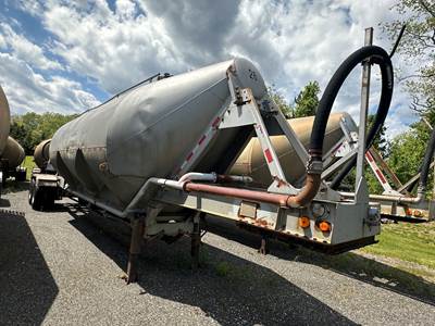 Fruehauf 985 CU FT Dry Bulk / Pneumatic Tank Trailer