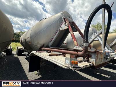 Fruehauf 985 CU FT Dry Bulk / Pneumatic Tank Trailer