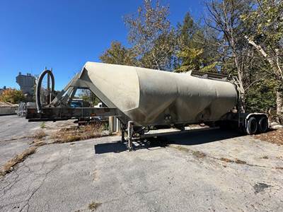 Fruehauf Dry Bulk / Pneumatic Tank Trailer