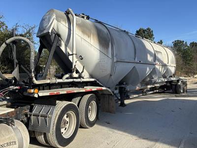 Fruehauf Dry Bulk / Pneumatic Tank Trailer