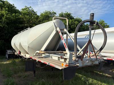 Fruehauf Dry Bulk / Pneumatic Tank Trailer