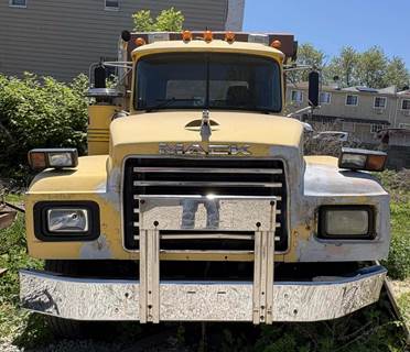Mack RD688S Dump Truck