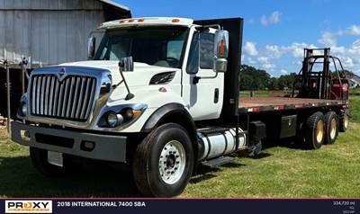 International 7400 SBA Flatbed Truck