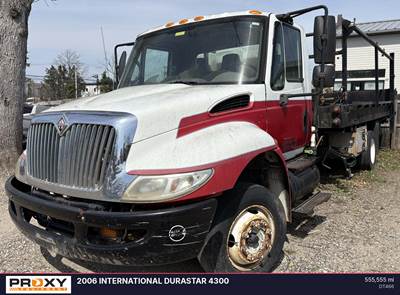 International DuraStar 4300 Flatbed Truck