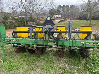 John Deere 1700