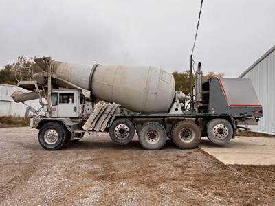INDIANA PHOENIX Mixer / Ready Mix / Concrete Truck