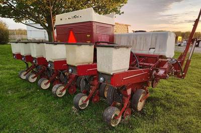 International Planter / Row Unit