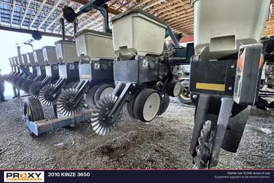 Kinze 3650 Planter / Row Unit
