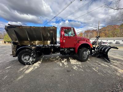 International 4800 Plow / Spreader Truck