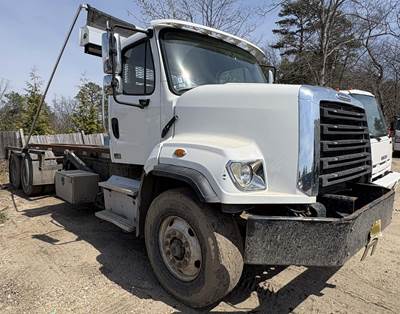 Freightliner 108SD Roll Off Truck