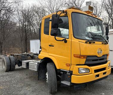 UD 3300 Roll Off Truck