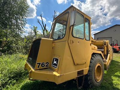 John Deere 762 Scraper