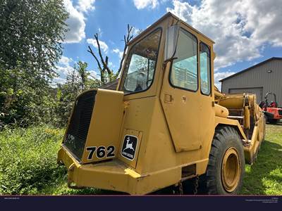 John Deere 762 Scraper