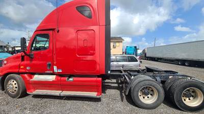 Freightliner Cascadia Sleeper Semi Truck