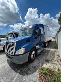 Freightliner Cascadia Sleeper Semi Truck