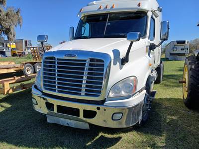 Freightliner Cascadia Sleeper Semi Truck